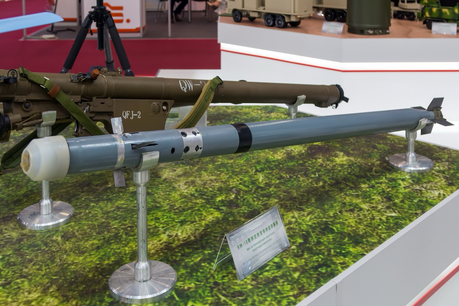 Un lanzador portátil chino QW-12, el tipo de misil antiaéreo que Irán habría querido comprar, en una exposición militar en 2022.