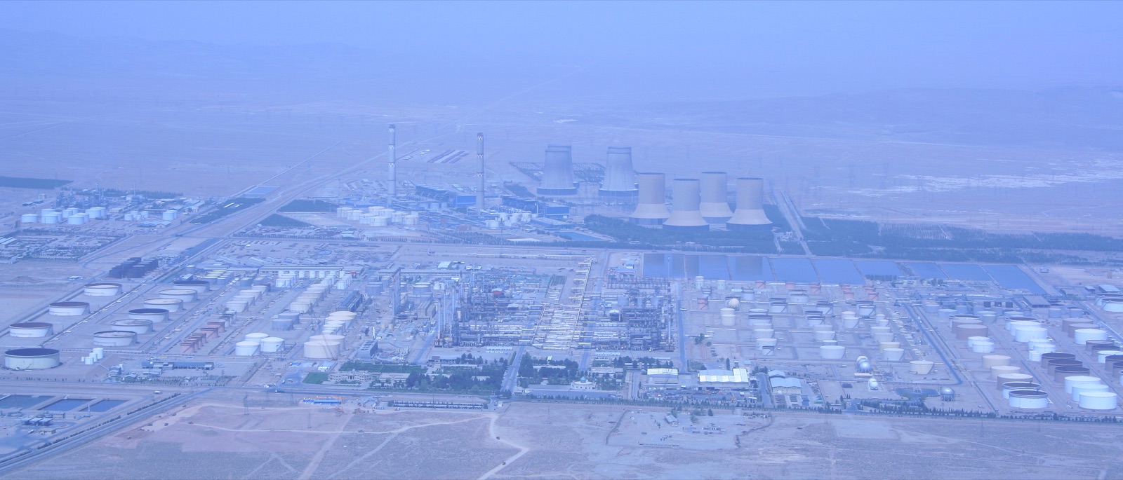 La refinería de Isfahán, con la central térmica de la ciudad al fondo, en el centro de Irán.