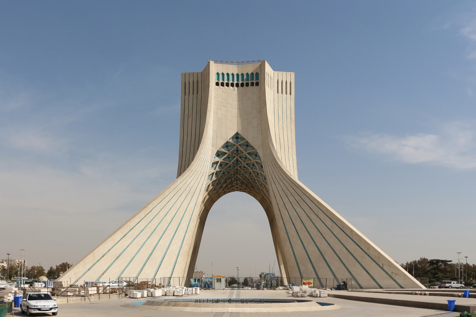 La torre Azadí, uno de los símbolos de Teherán, capital de Irán.