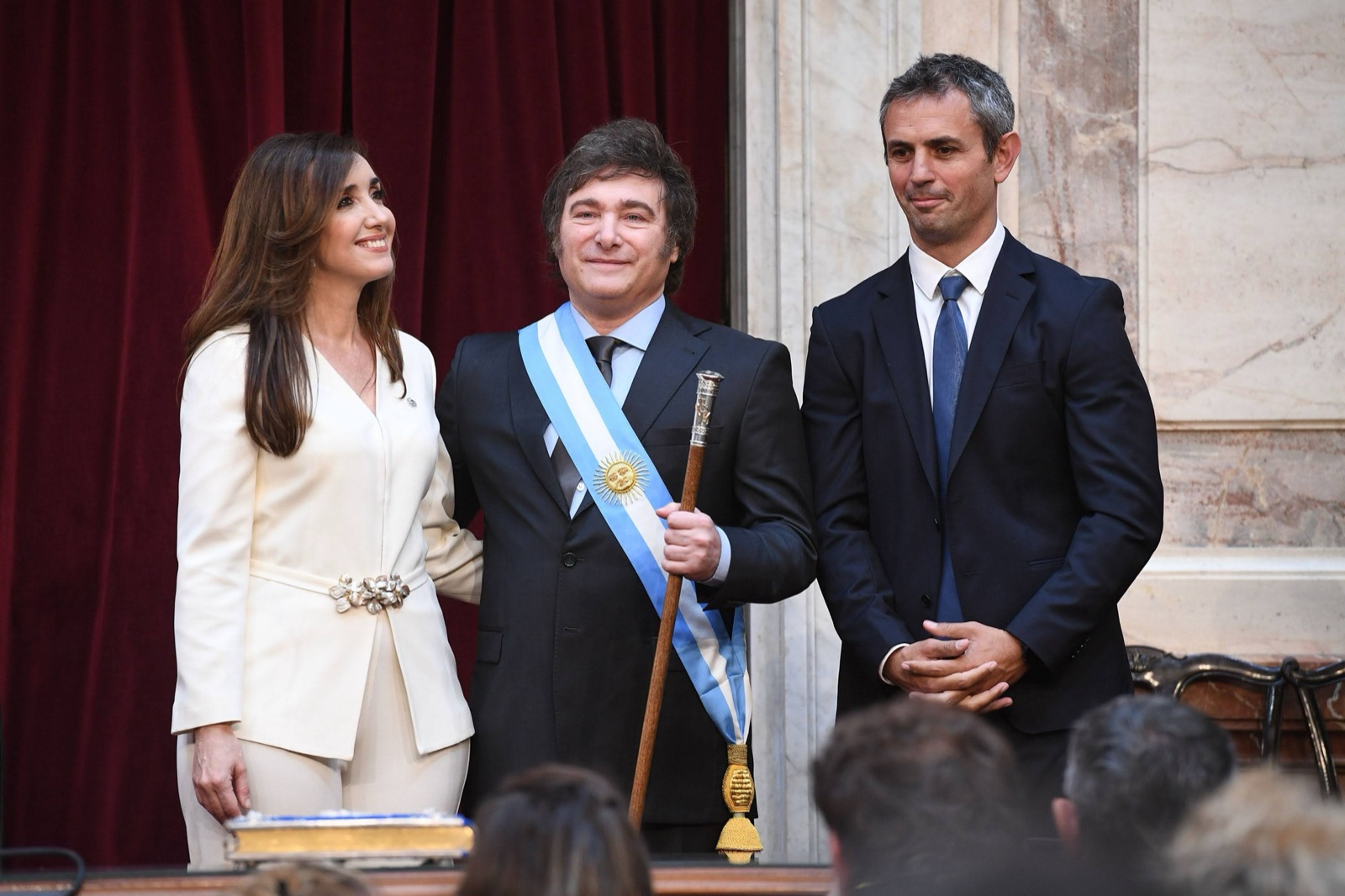 Javier Milei, con la banda y el bastón presidenciales, junto a la vicepresidenta Victoria Villarruel, en su asunción ante el Congreso el 10 de diciembre de 2023.