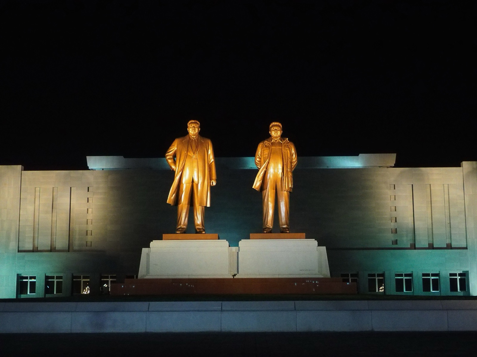 Estatuas de Kim Il-sung y Kim Jong-il en Wonsan, la ciudad costera donde la familia Kim tiene una villa de descanso.