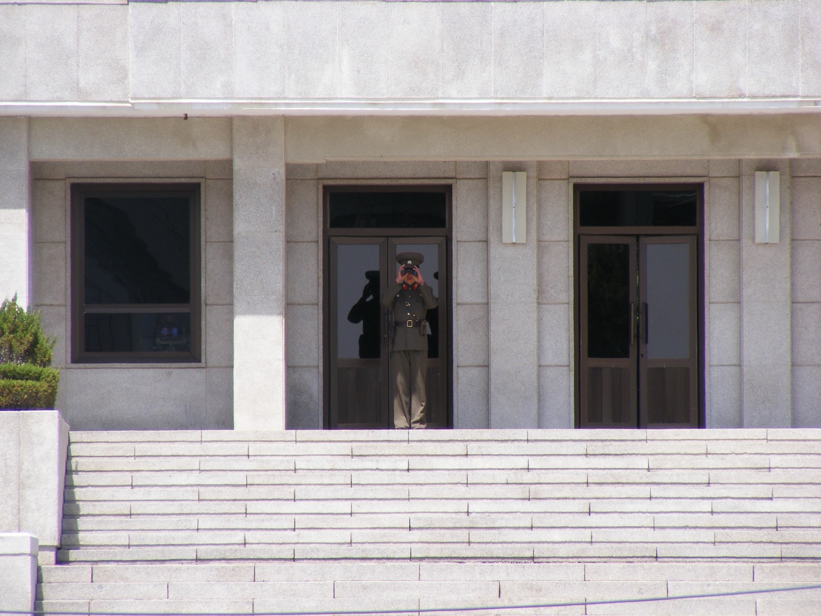 Un guardia norcoreano observa con binoculares el lado sur en el Área de Seguridad Conjunta de Panmunjom. Imagen de archivo (2008).
