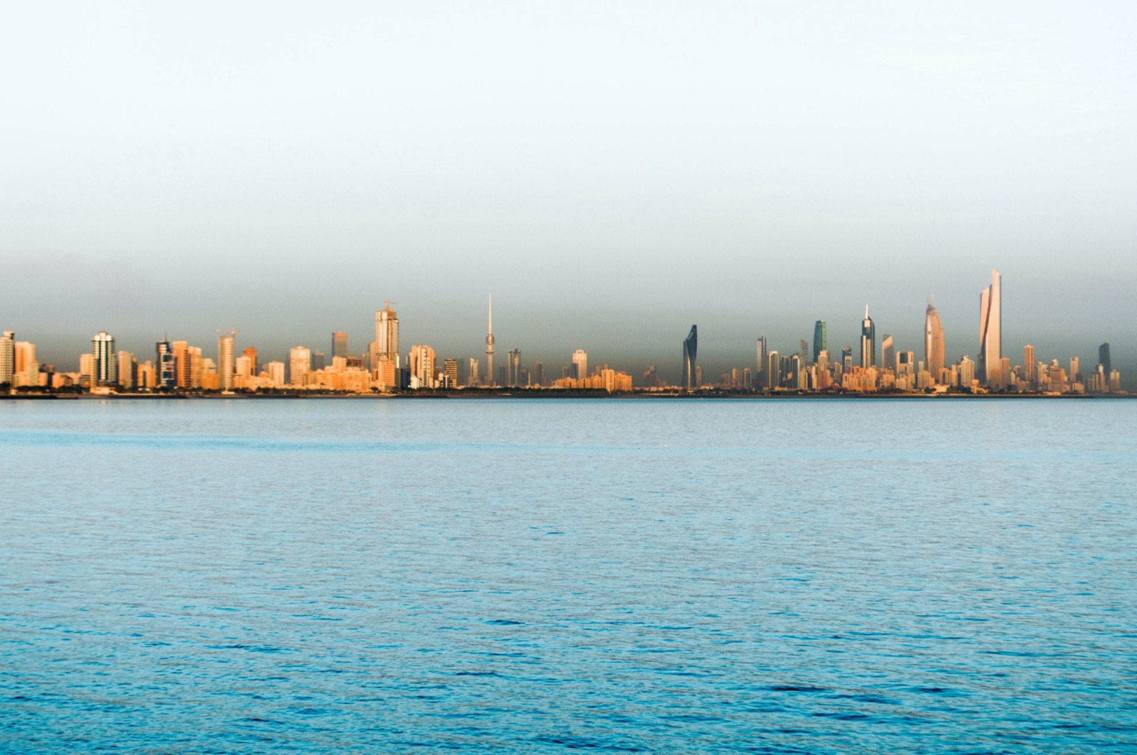 Vista de la ciudad de Kuwait desde el golfo Pérsico.