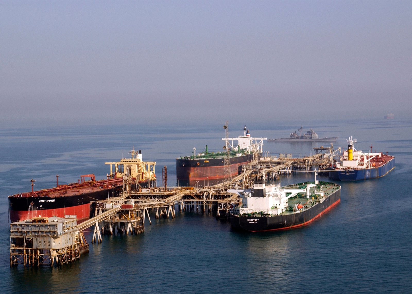 Petroleros cargan crudo en una terminal del norte del golfo Pérsico (imagen de archivo, 2004).