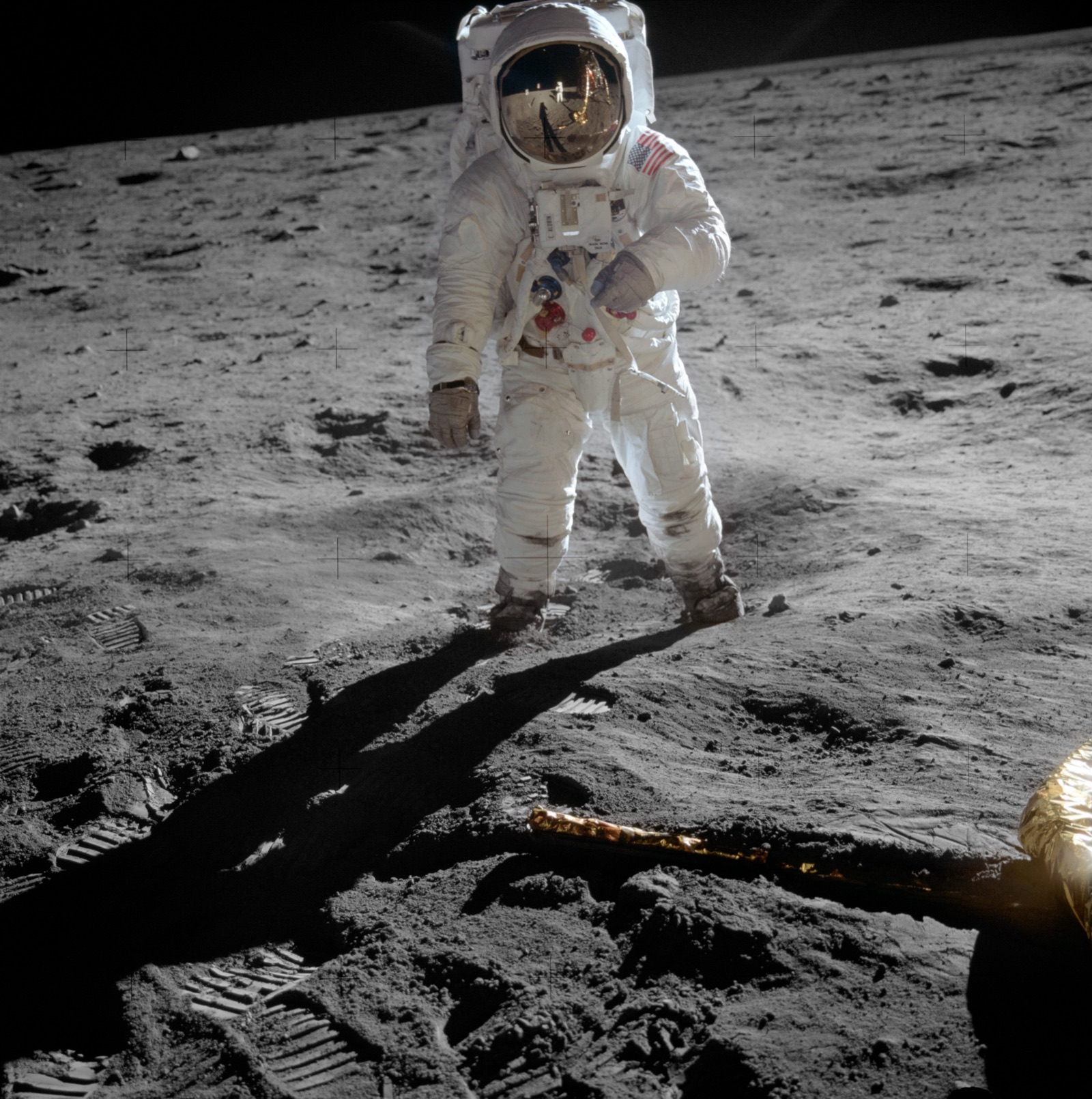 Buzz Aldrin camina sobre la Luna junto al módulo lunar Eagle, en julio de 1969, en una foto tomada por Neil Armstrong durante la misión Apolo 11.