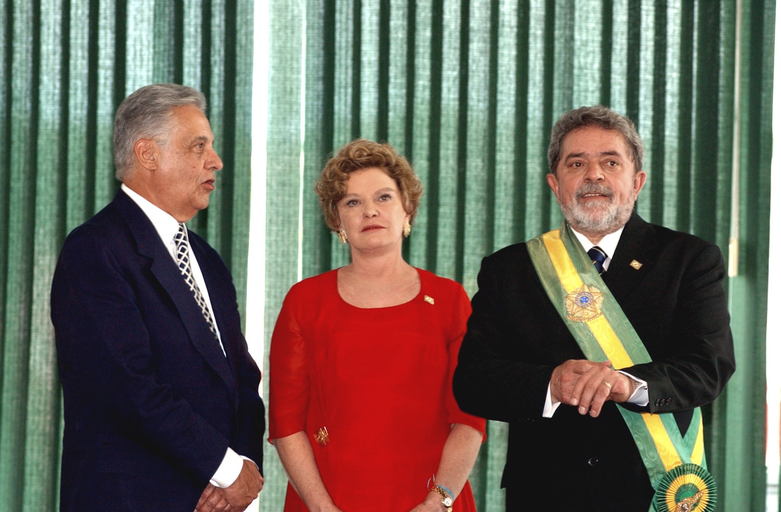 Lula, con la banda presidencial, junto a Fernando Henrique Cardoso y Marisa Letícia el día de su primera toma de posesión, en enero de 2003.