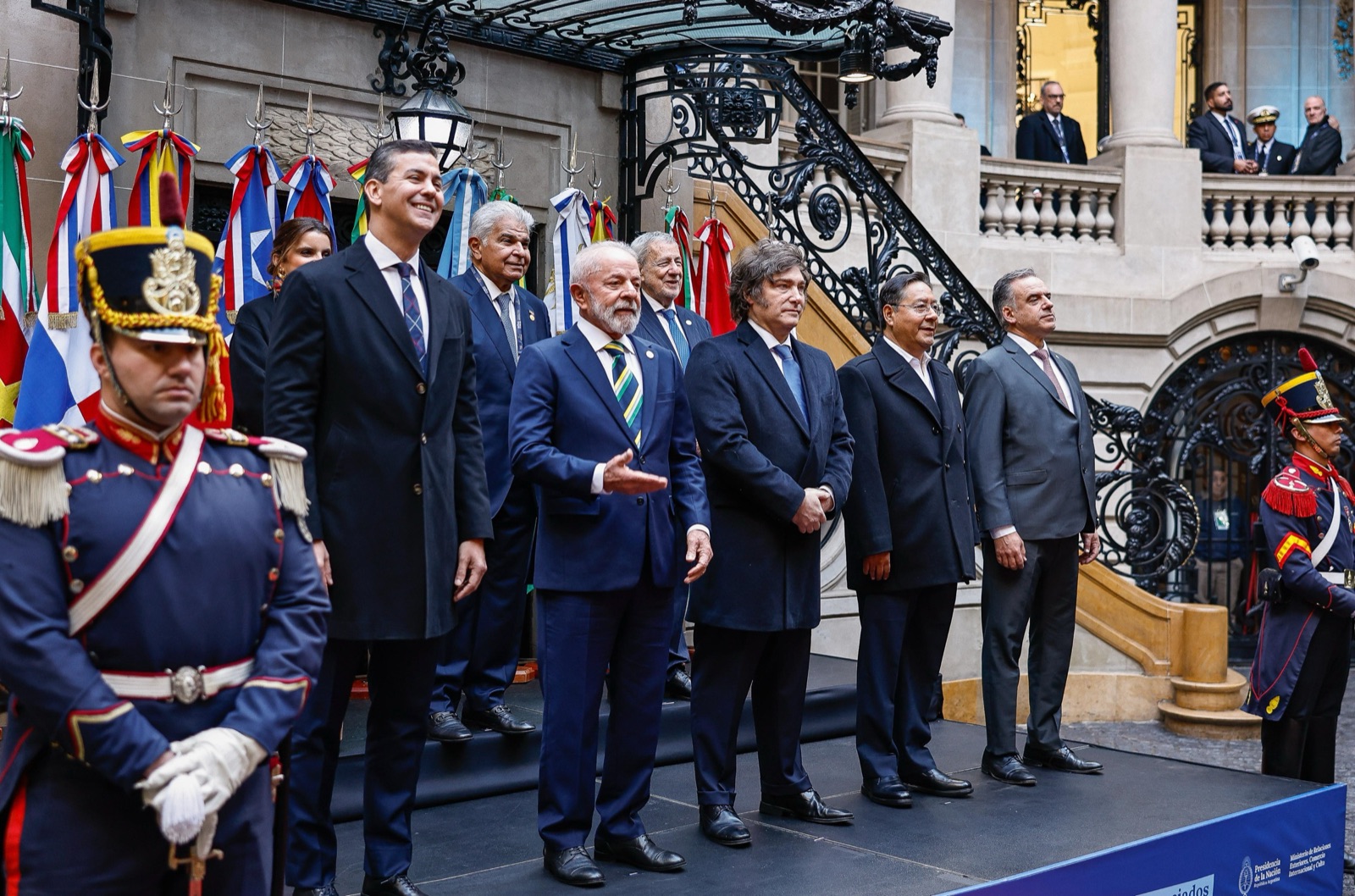 Lula da Silva junto a Javier Milei en la foto oficial de la cumbre del Mercosur en Buenos Aires, en julio de 2025.