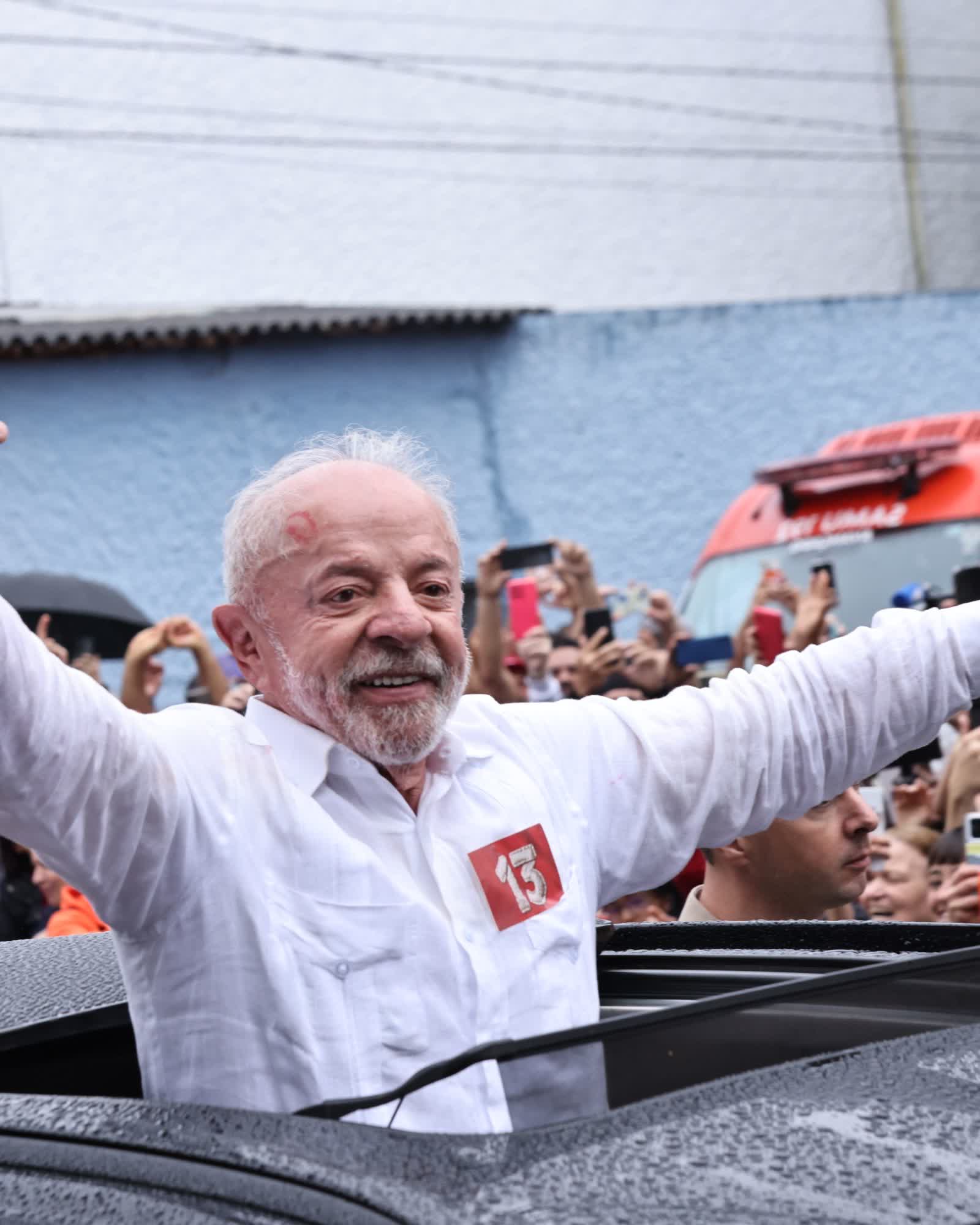 Luiz Inácio Lula da Silva saluda a sus seguidores el día de la segunda vuelta.