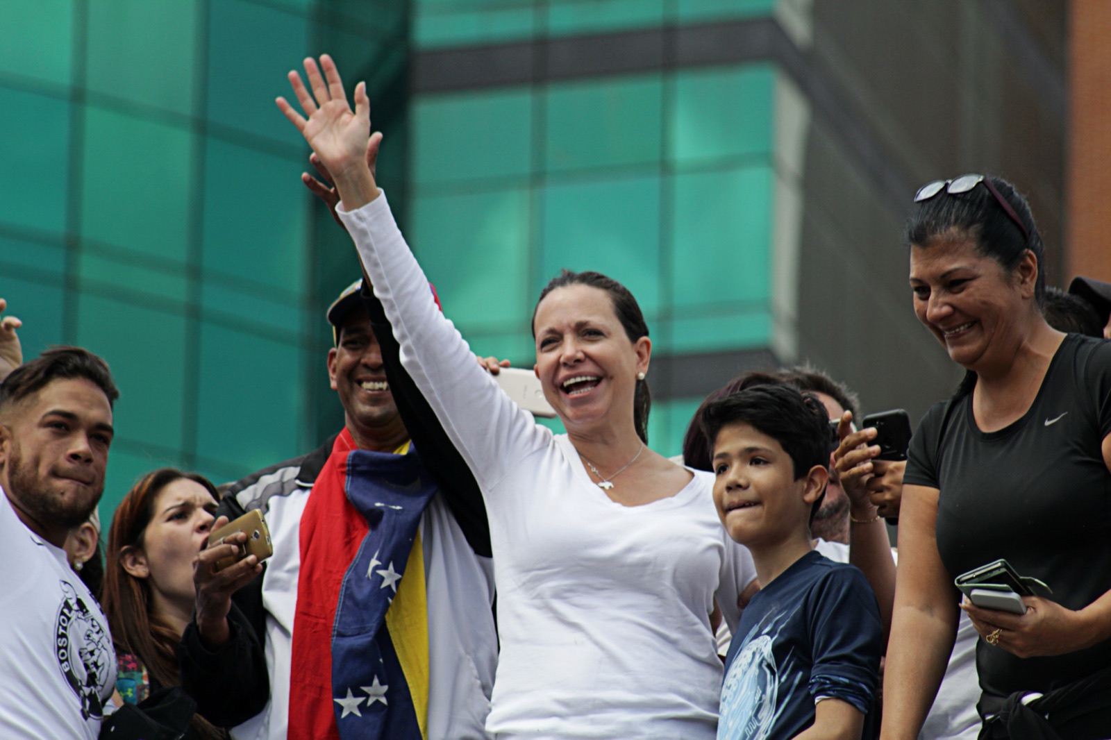 María Corina Machado saluda a sus seguidores durante una marcha opositora en Caracas, en febrero de 2019.