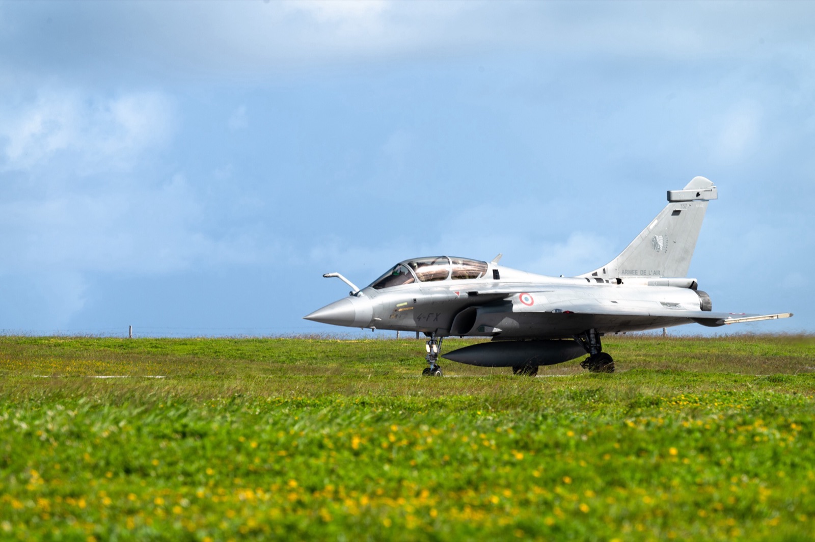Un caza Dassault Rafale de la Fuerza Aérea francesa durante un ejercicio militar.