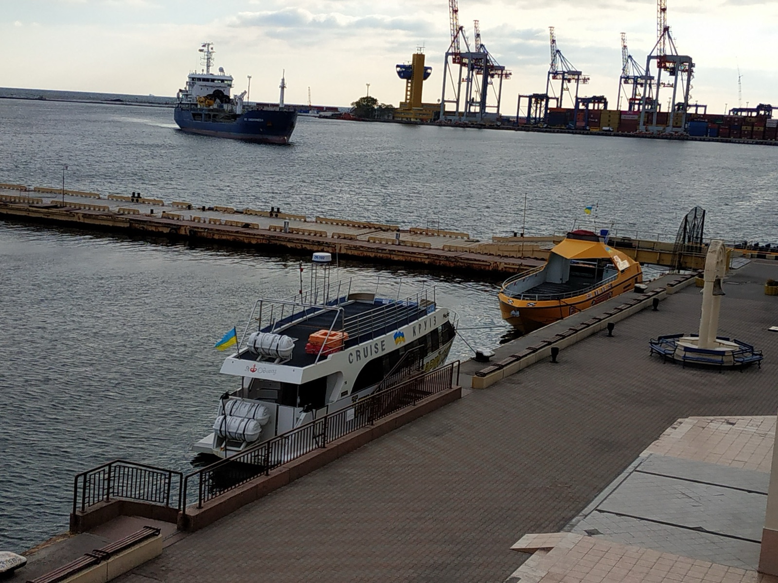 Un buque de carga navega frente al puerto de Odesa, el principal de Ucrania en el mar Negro (foto de 2021).