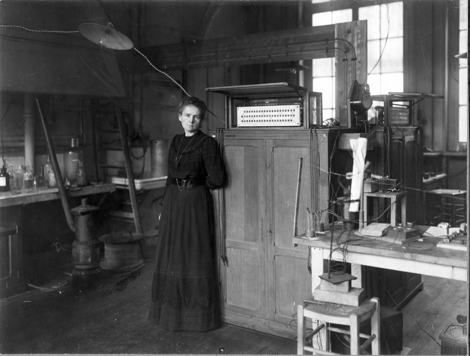 Marie Curie en su laboratorio de París, hacia 1912.