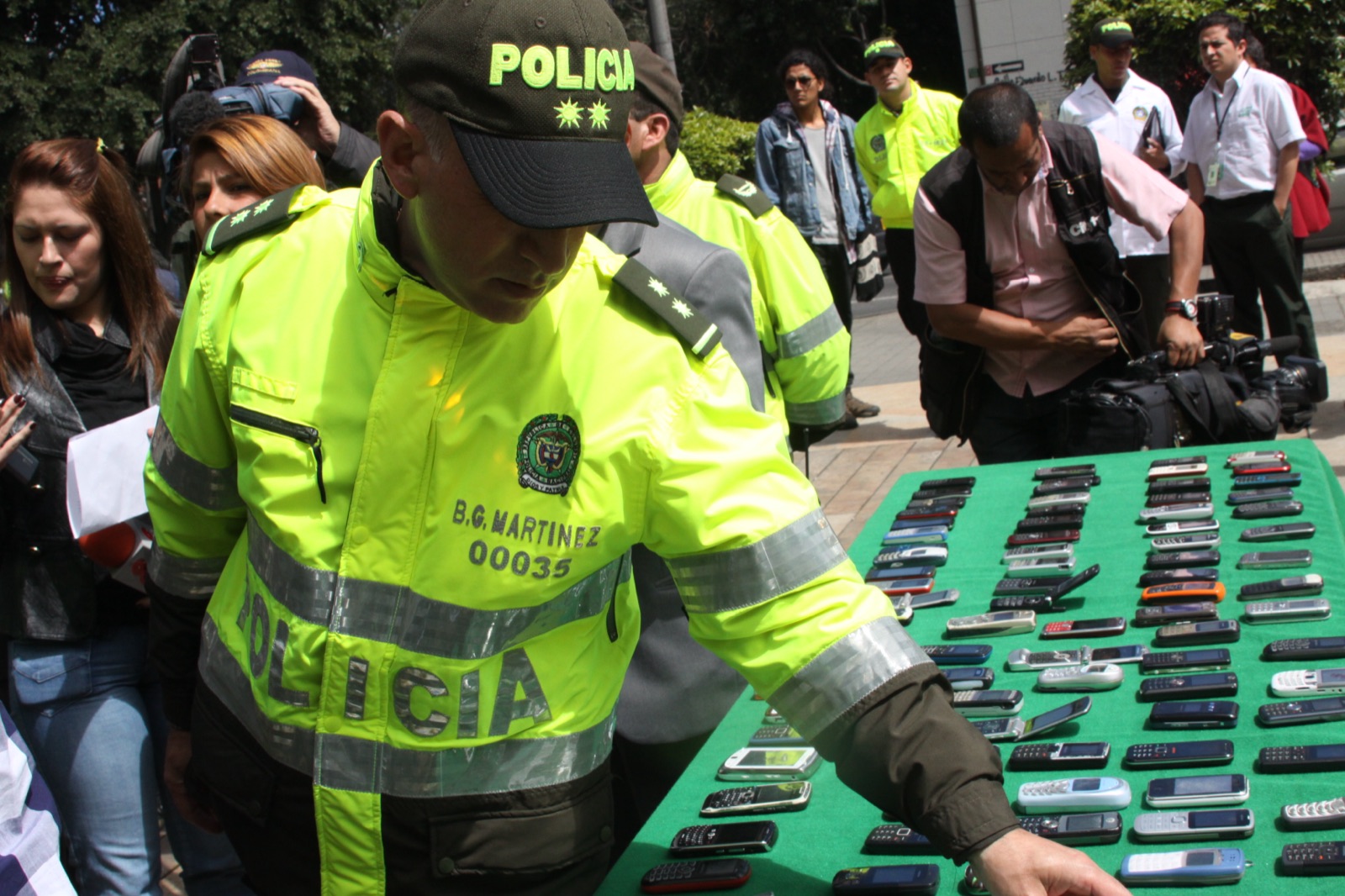 Policías de Colombia muestran objetos incautados durante un operativo en Bogotá (imagen de archivo).