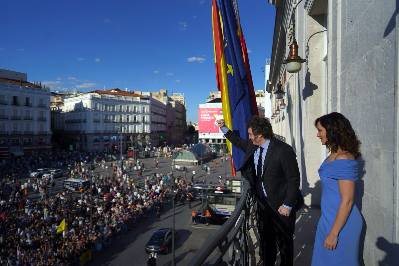 Javier Milei junto a Isabel Díaz Ayuso en el balcón de la Real Casa de Correos de Madrid, en junio de 2024. Imagen de archivo.
