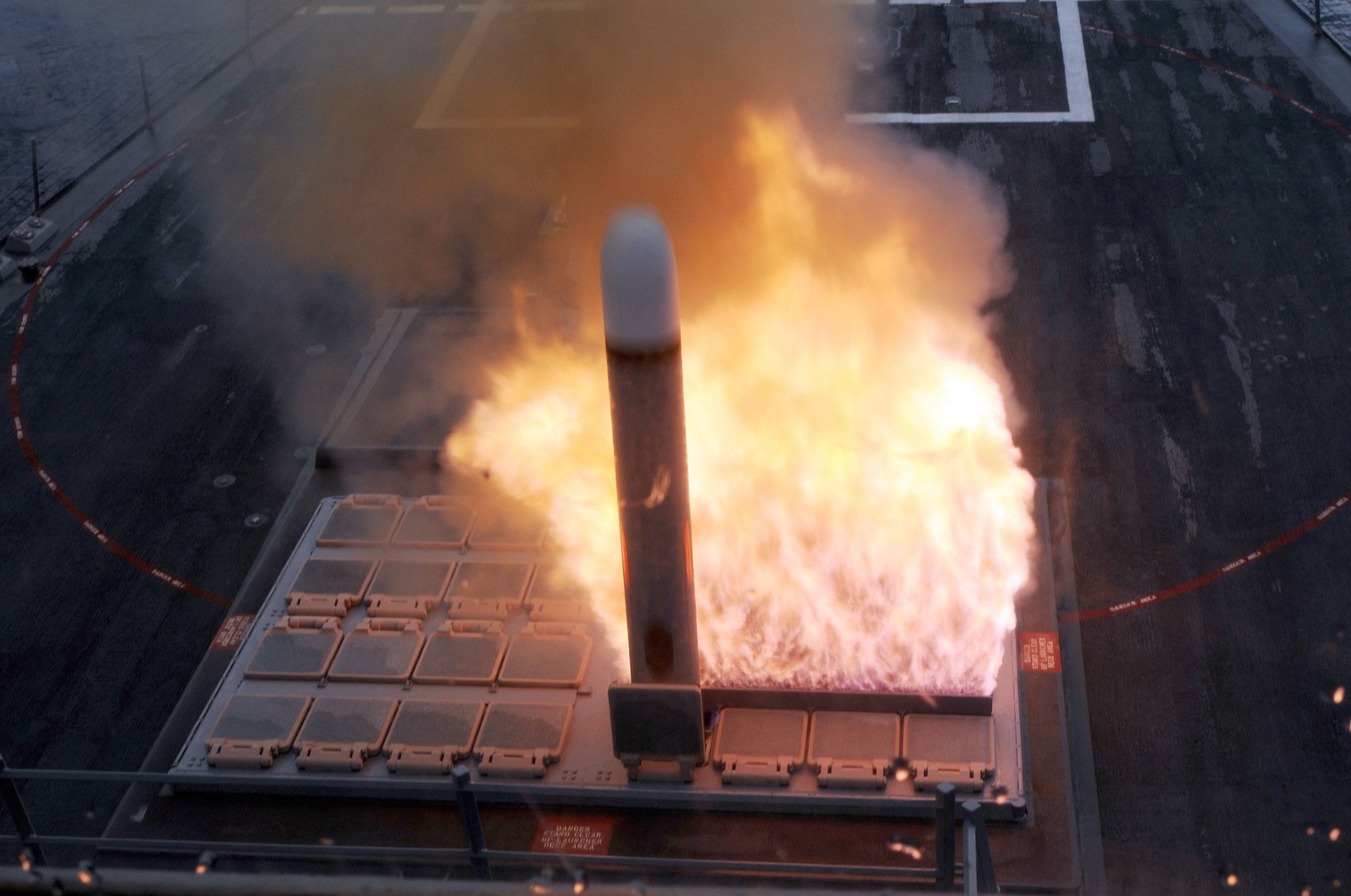 Un misil de crucero Tomahawk sale de un destructor de la Marina de Estados Unidos durante un ejercicio en el Atlántico, en 2009.