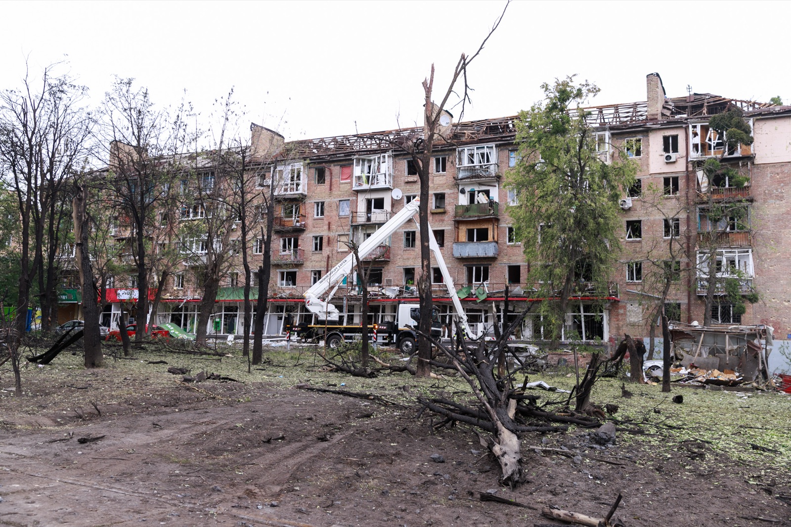Daños en un edificio residencial de Kiev tras un ataque ruso con misiles y drones el 17 de junio de 2025 (foto de archivo).