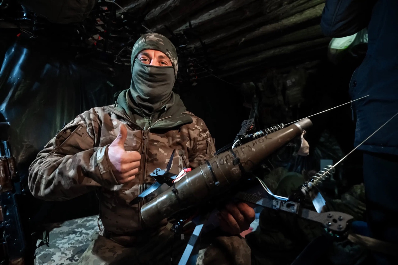 Un operador de drones de la 148.ª Brigada de Artillería de Ucrania con un dron FPV (imagen de archivo).