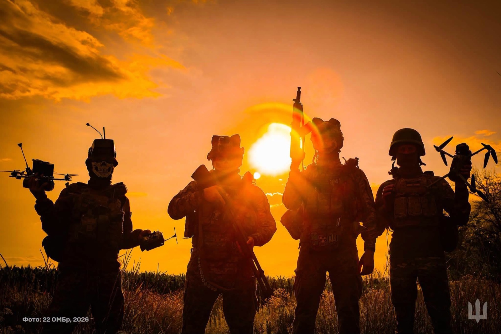 Operadores de drones de la 22.ª Brigada Mecanizada de Ucrania, en una imagen de agosto de 2026.