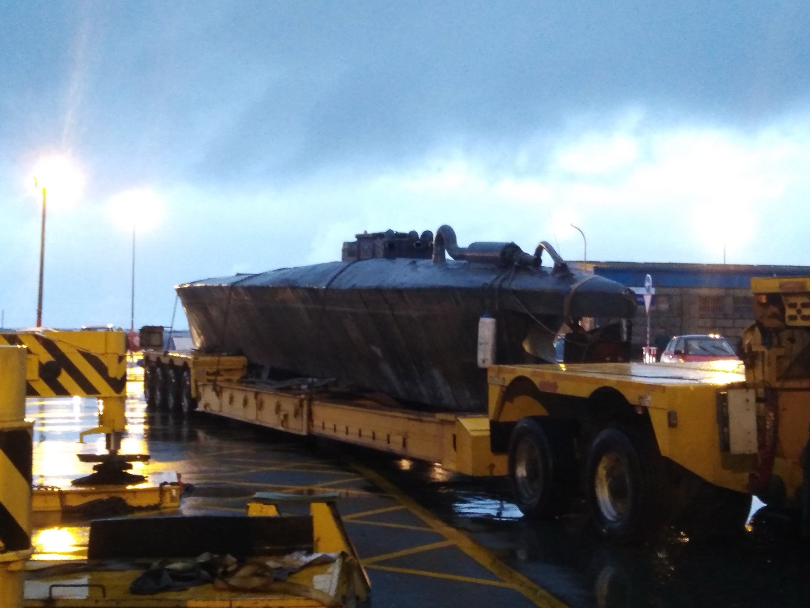 Narcosubmarino trasladado en el puerto de Aldán, en Cangas (Galicia, España), en noviembre de 2019.