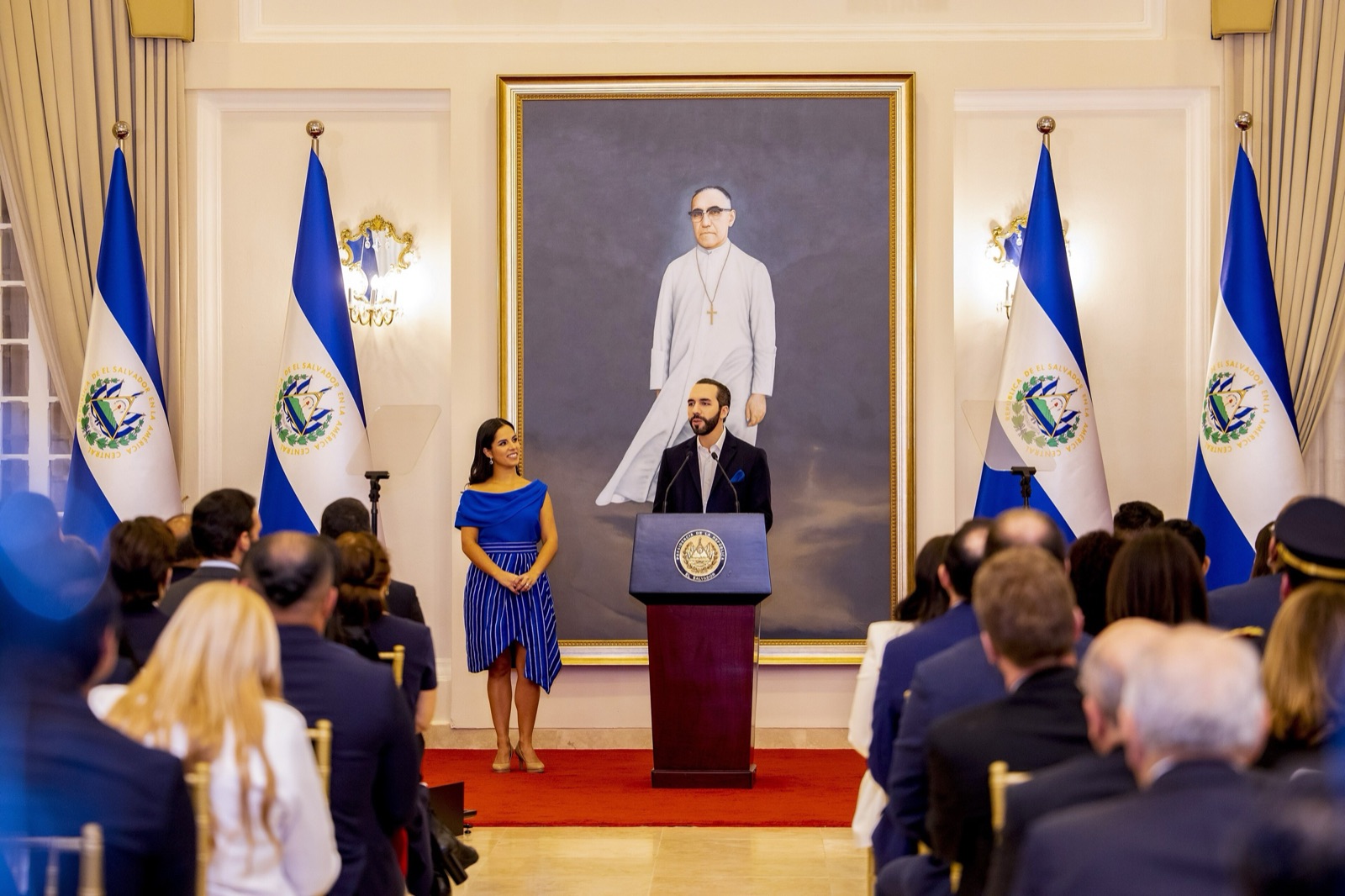 Nayib Bukele, junto a su esposa Gabriela Rodríguez, durante su discurso del Día de la Independencia de 2022 en San Salvador.