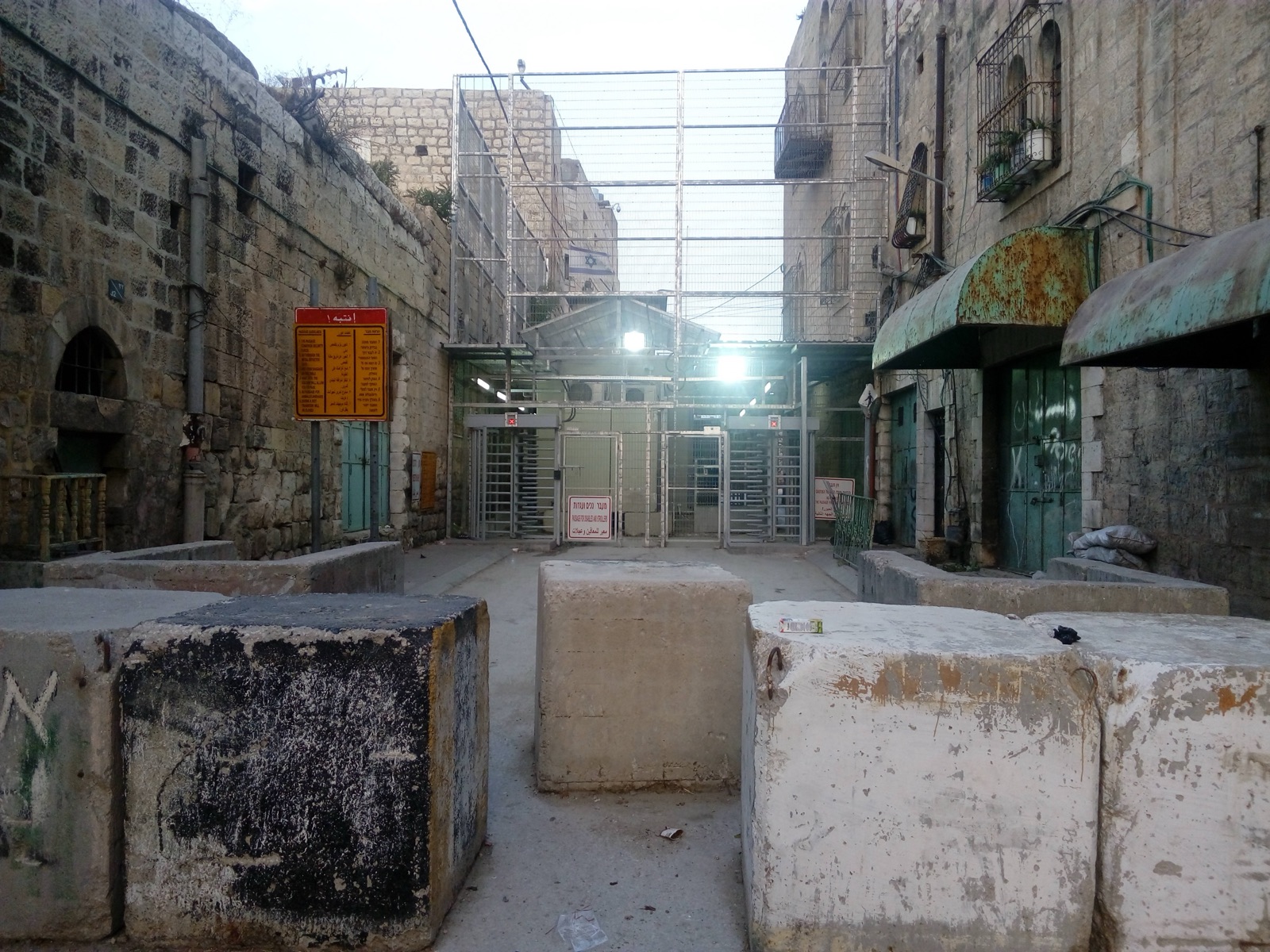 Bloques de cemento y un puesto de control militar en una calle del casco antiguo de Hebrón, en Cisjordania (imagen de archivo de 2016).