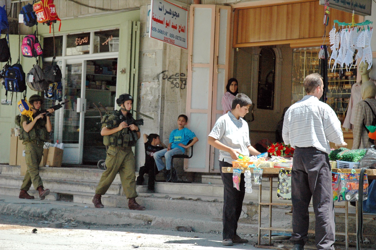 Soldados israelíes en una calle de Hebrón, en Cisjordania (imagen de archivo).