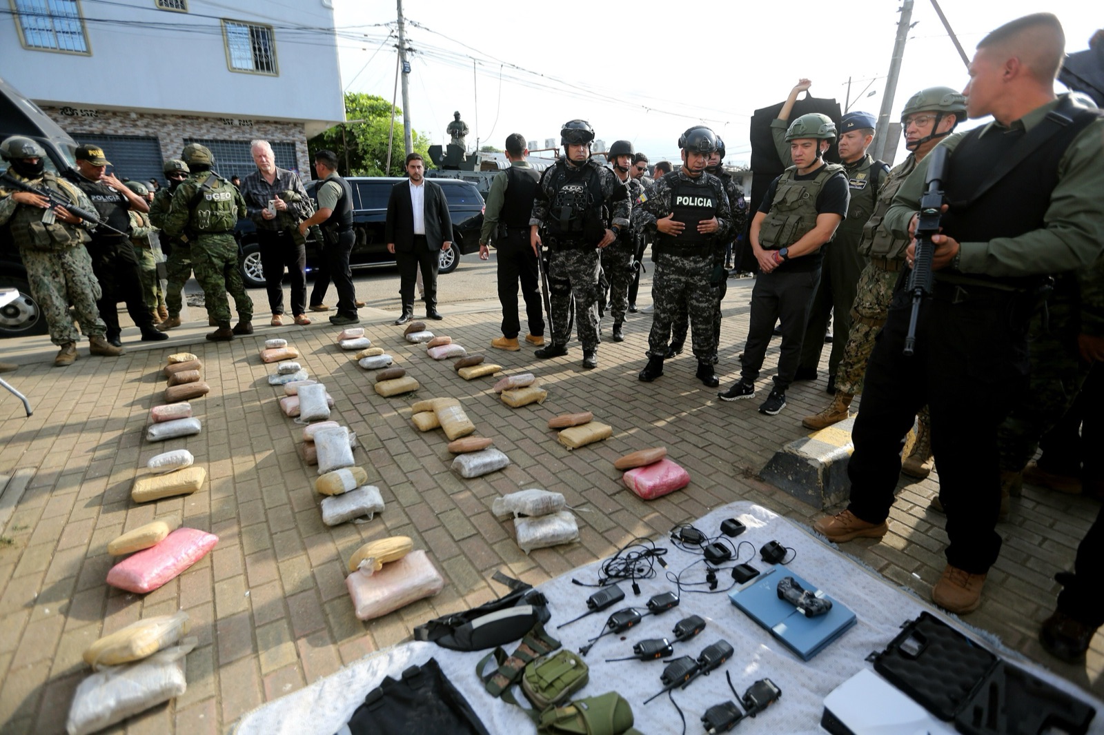 Militares y policías muestran armas y droga incautadas en un operativo en Guayaquil, en marzo de 2024.