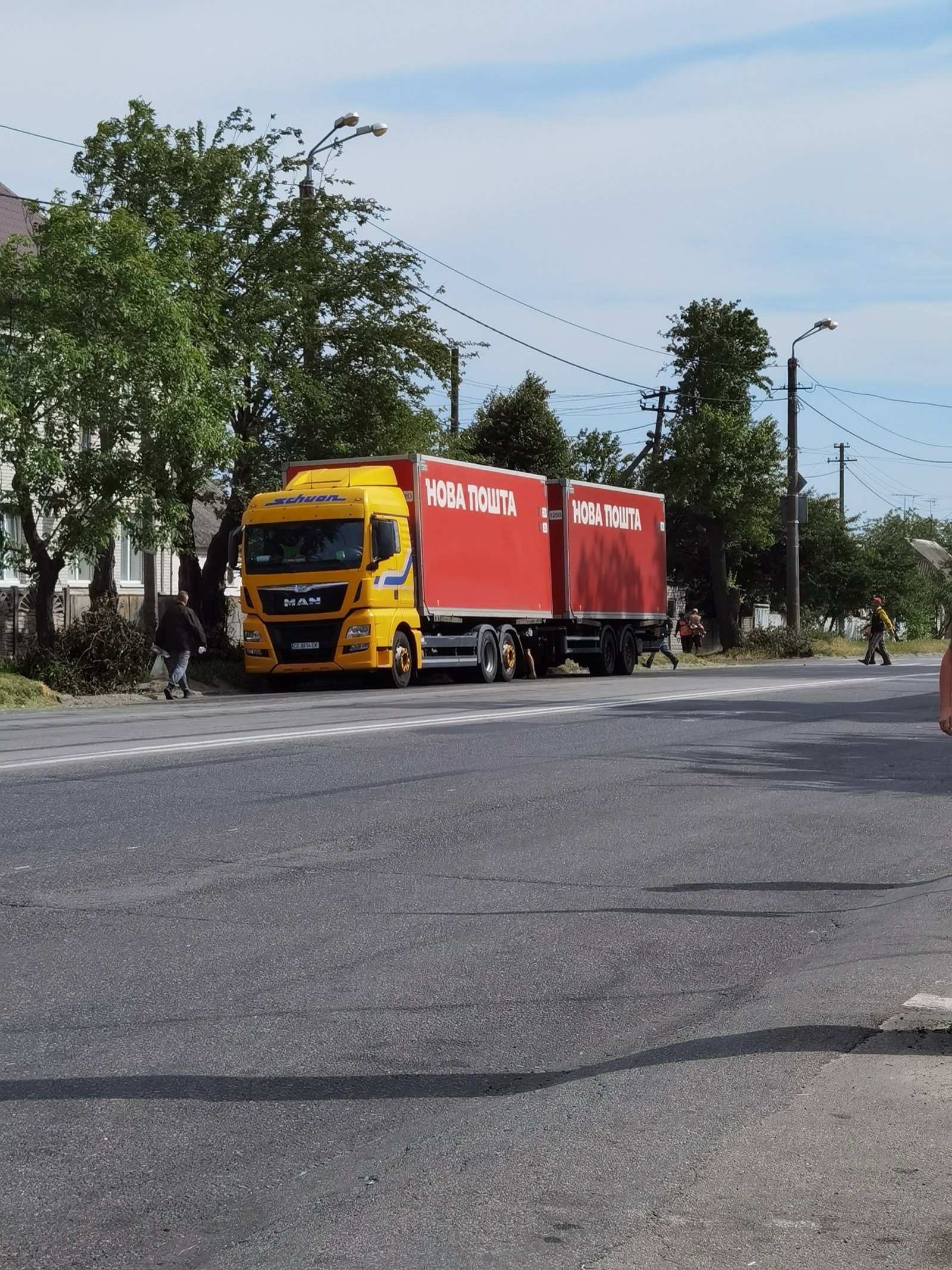 Un camión de reparto de Nova Poshta en una carretera de Ucrania (2024).