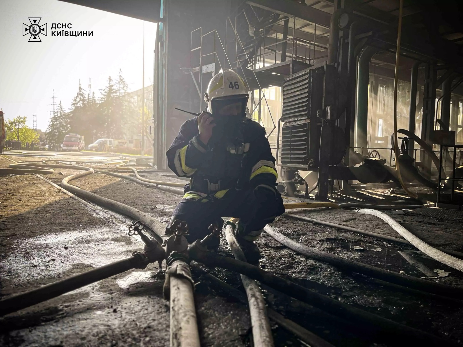 Un bombero trabaja en la central térmica de Trypilska, cerca de Kiev, tras el ataque ruso con misiles del 11 de abril de 2024.