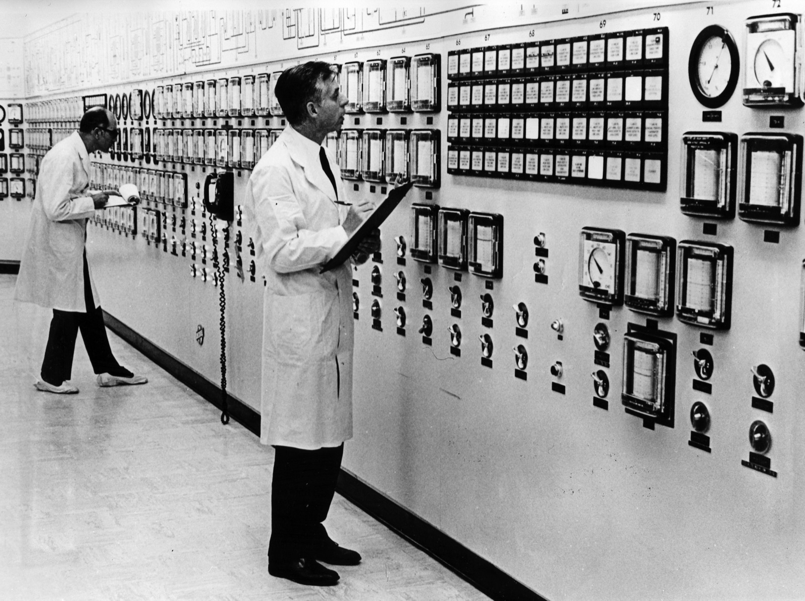 Inspectores de salvaguardias del OIEA durante una verificación (imagen de archivo histórica).