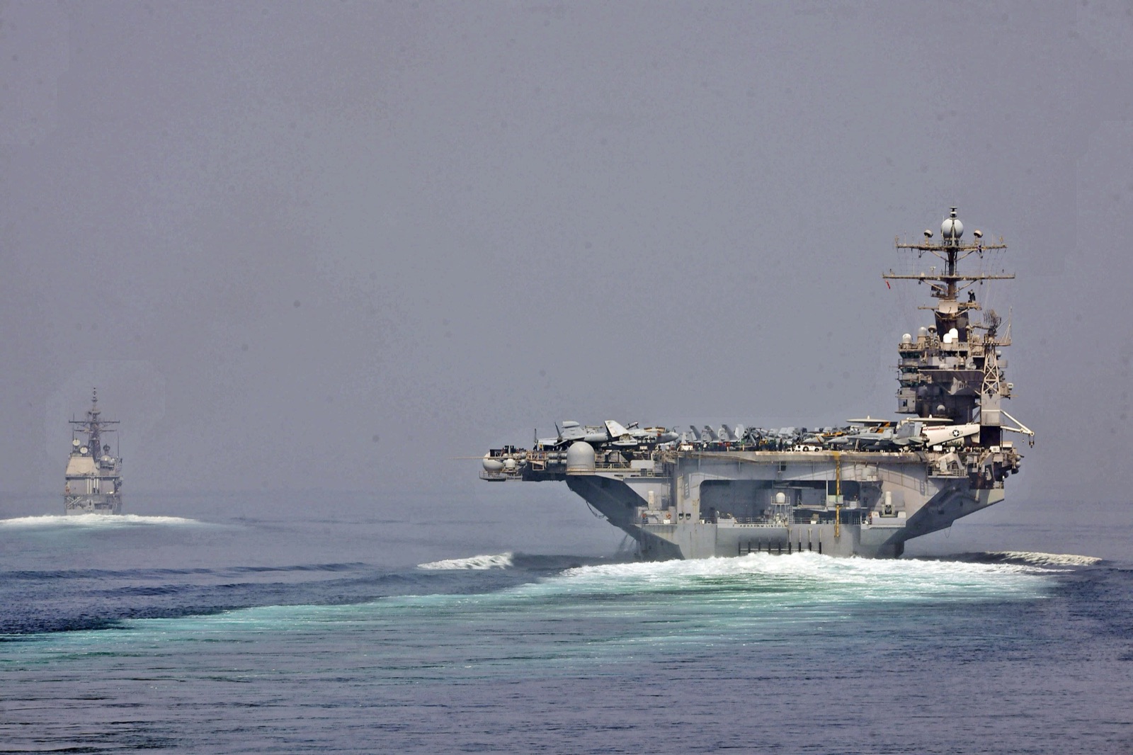 Un crucero y un portaaviones de la Armada de Estados Unidos cruzan el estrecho de Ormuz (imagen de archivo de 2012).