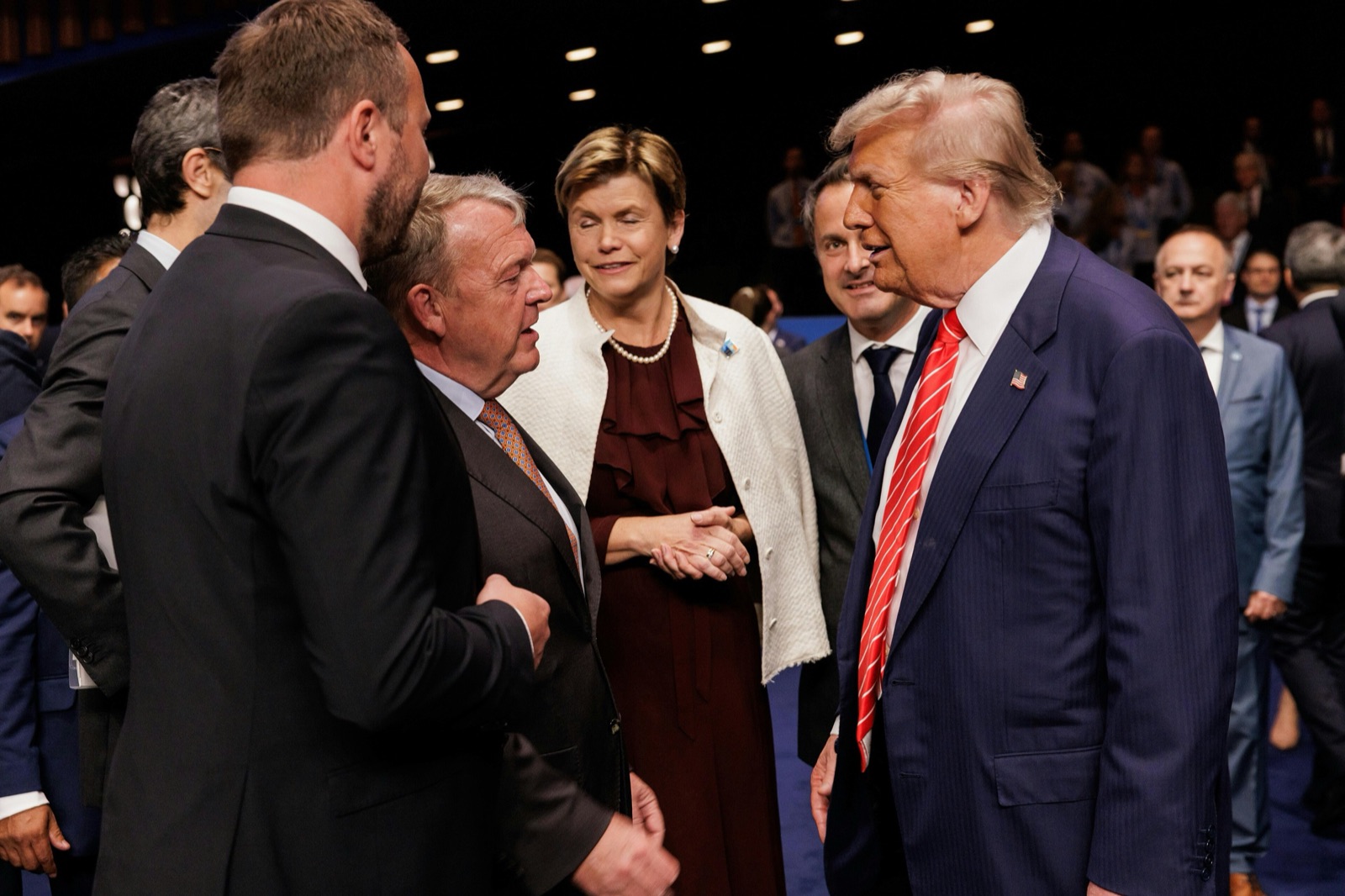 Donald Trump conversa con el canciller danés Lars Løkke Rasmussen durante la reunión del Consejo del Atlántico Norte en la cumbre de la OTAN de La Haya, el 25 de junio de 2025.