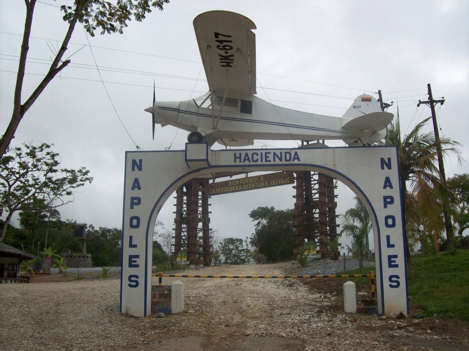 Pórtico de la Hacienda Nápoles, la finca de Pablo Escobar en Antioquia, hoy convertida en parque temático.