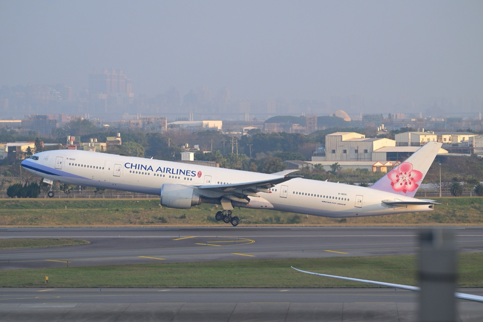 Un Boeing 777 de China Airlines despega del aeropuerto de Taoyuan, en Taiwán, en febrero de 2026.