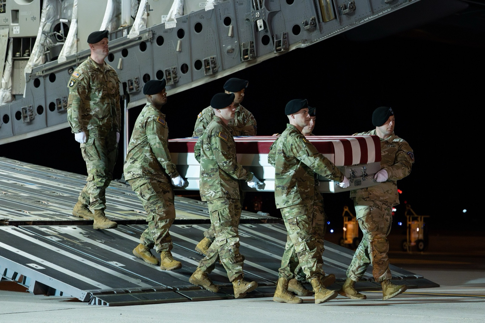Un equipo del Ejército de EE. UU. traslada los restos de un soldado en la base aérea de Dover, Delaware, en marzo de 2026.