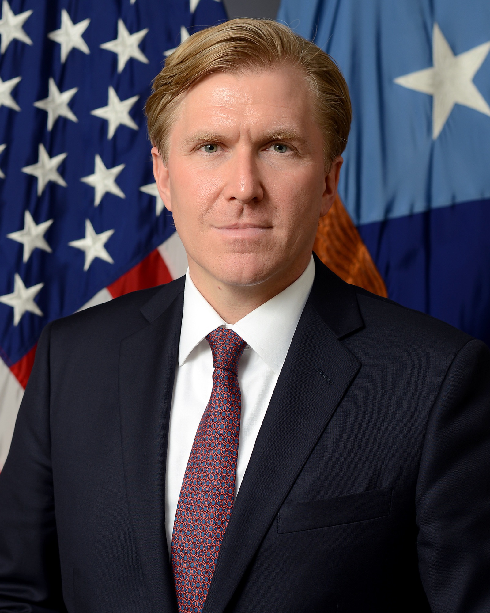 Elbridge Colby, subsecretario de Defensa de Estados Unidos para Políticas, en su retrato oficial.