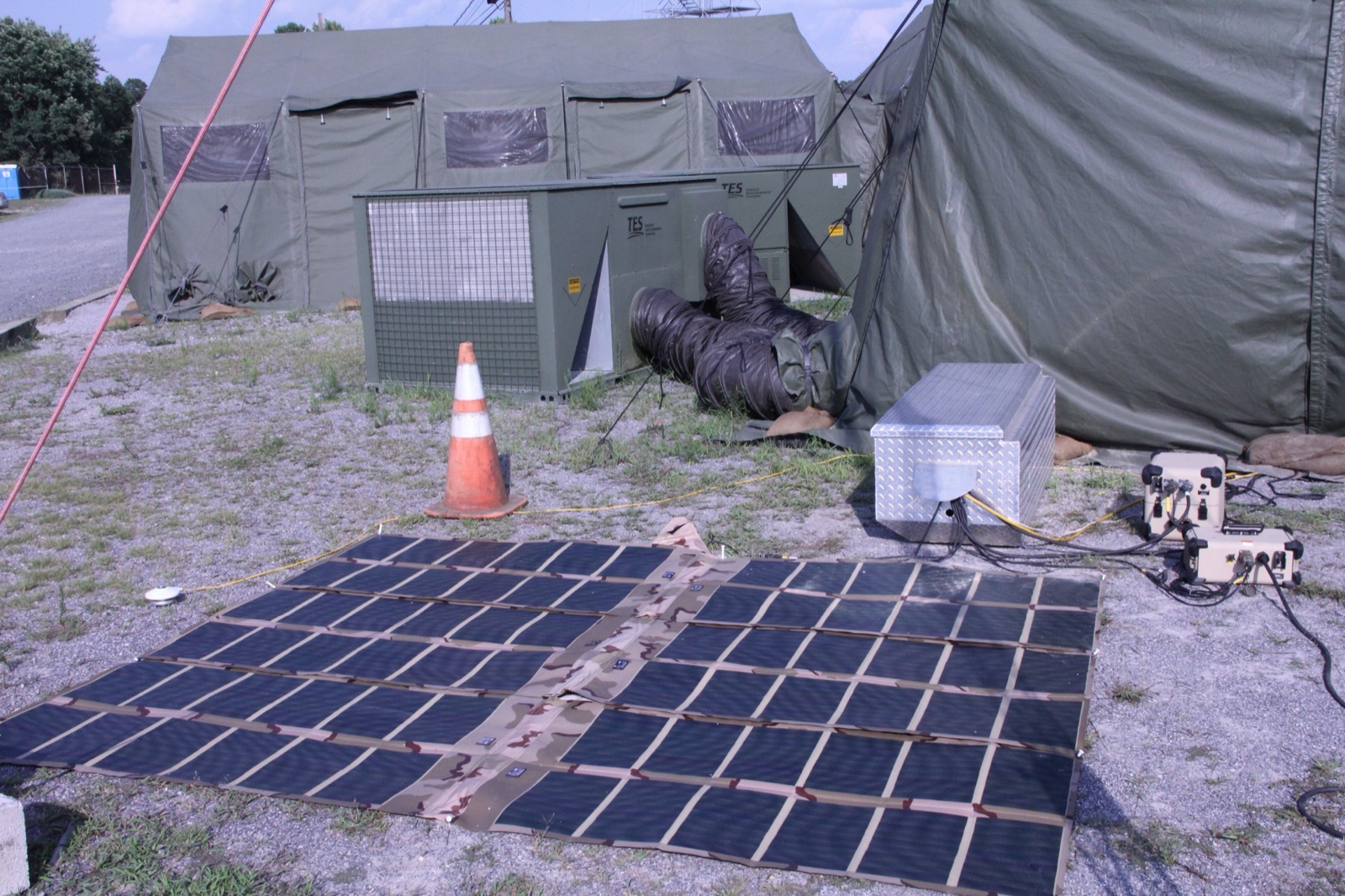 Paneles solares y una microrred instalados en un campamento del Ejército de Estados Unidos.