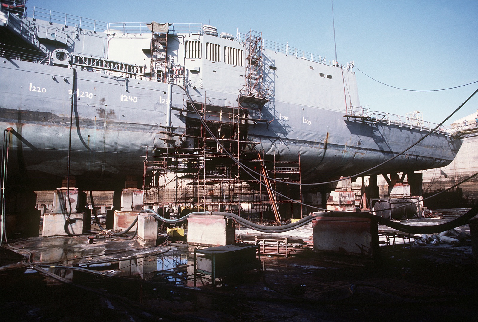 La fragata estadounidense USS Samuel B. Roberts en dique seco en Dubái tras chocar con una mina iraní en el golfo Pérsico en 1988 (archivo).