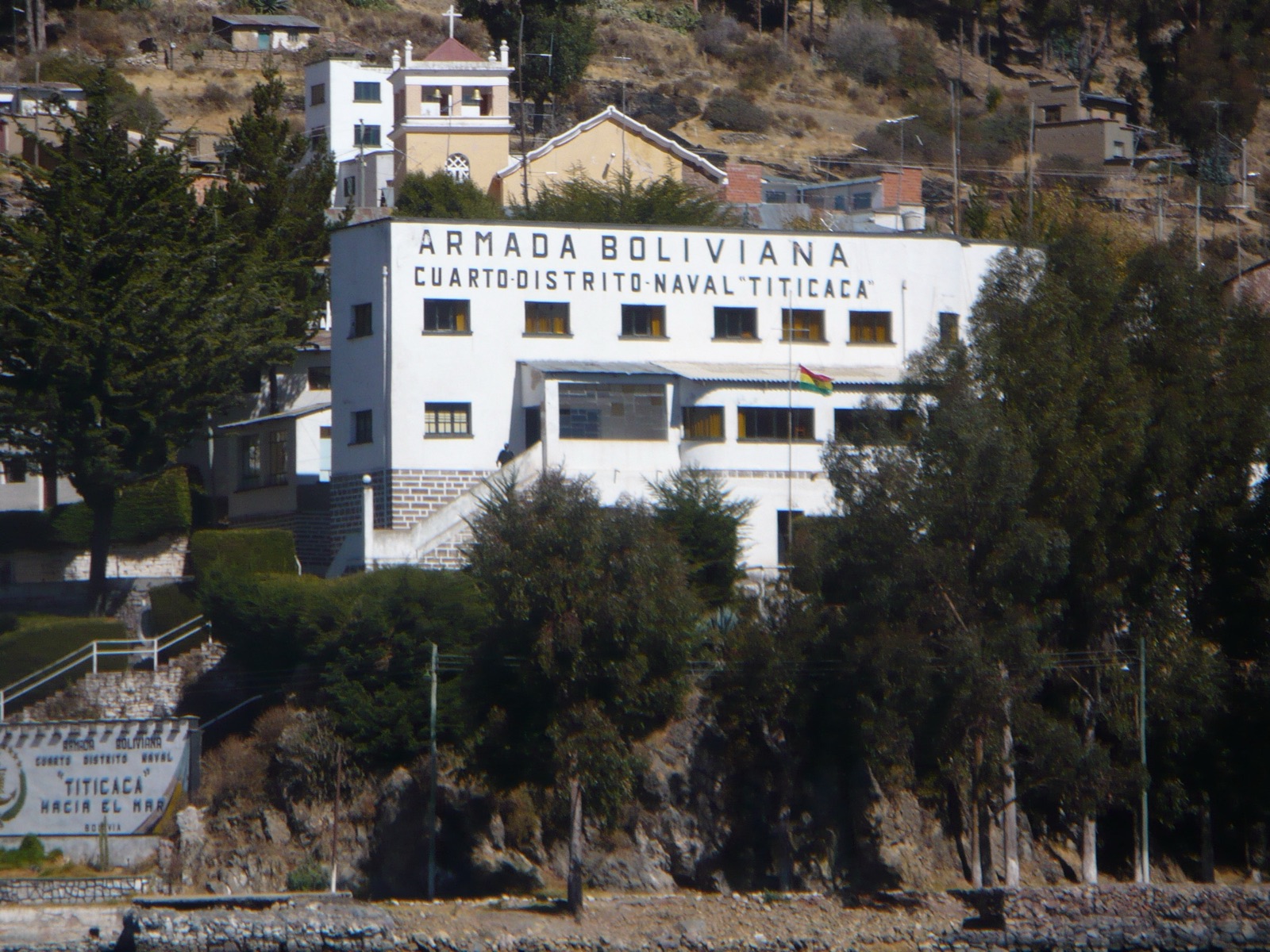 Sede del Cuarto Distrito Naval «Titicaca» de la Armada Boliviana, a orillas del lago Titicaca. Bolivia mantiene una fuerza naval aunque no tiene costa.
