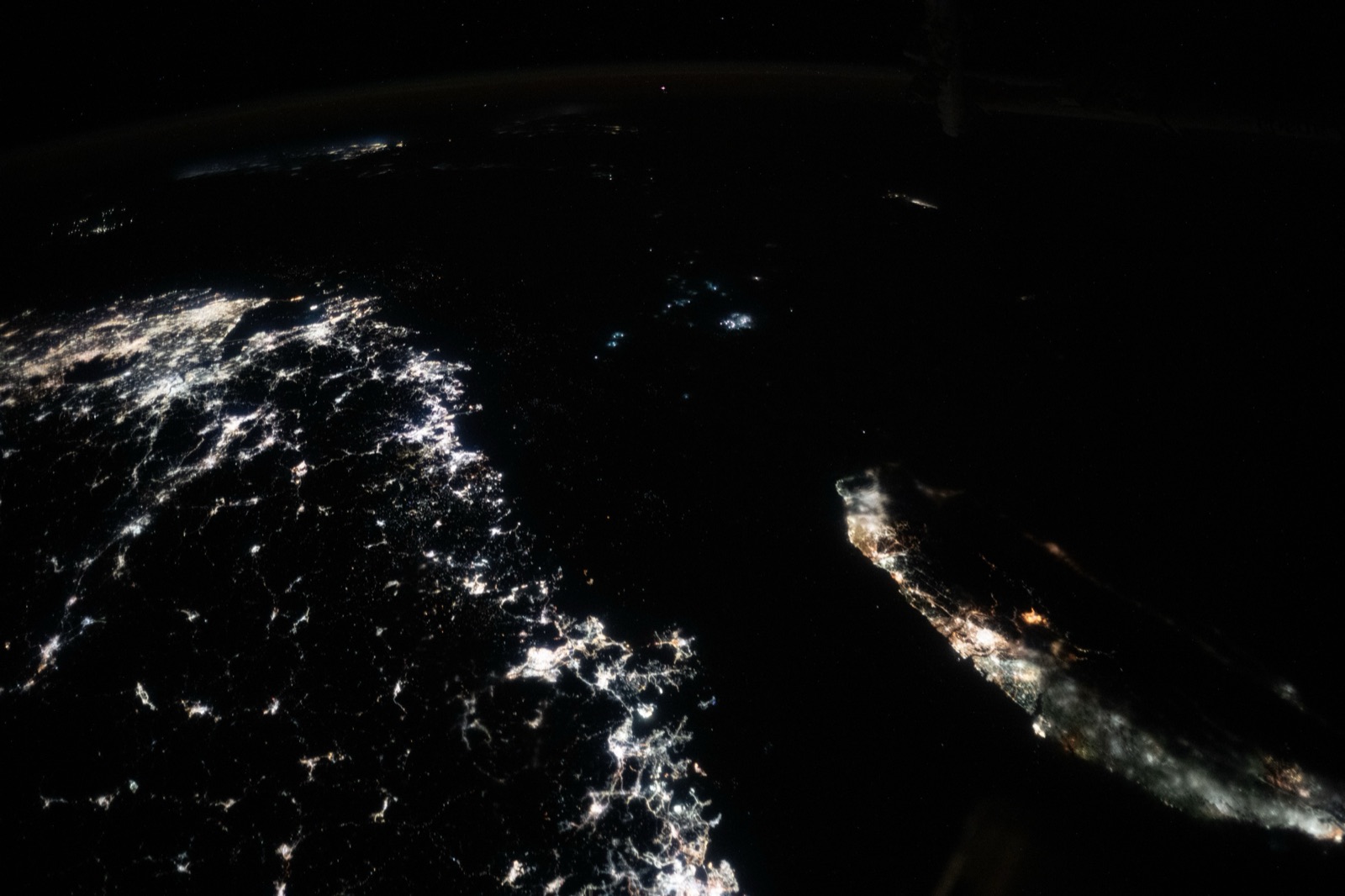 El estrecho de Taiwán de noche, fotografiado desde la Estación Espacial Internacional el 28 de diciembre de 2024: a la izquierda, las luces de la costa de China; a la derecha, Taiwán.
