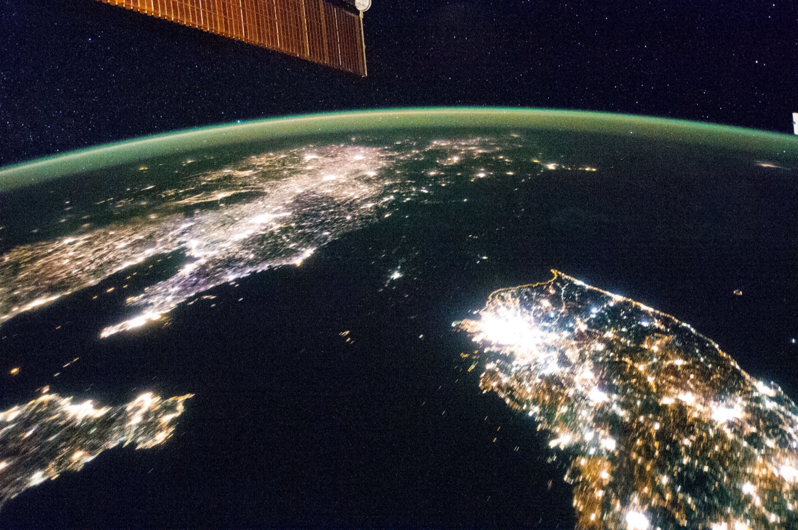 La península de Corea de noche, vista desde la Estación Espacial Internacional en 2014: Corea del Sur brilla (abajo a la derecha) y Corea del Norte casi no tiene luces.