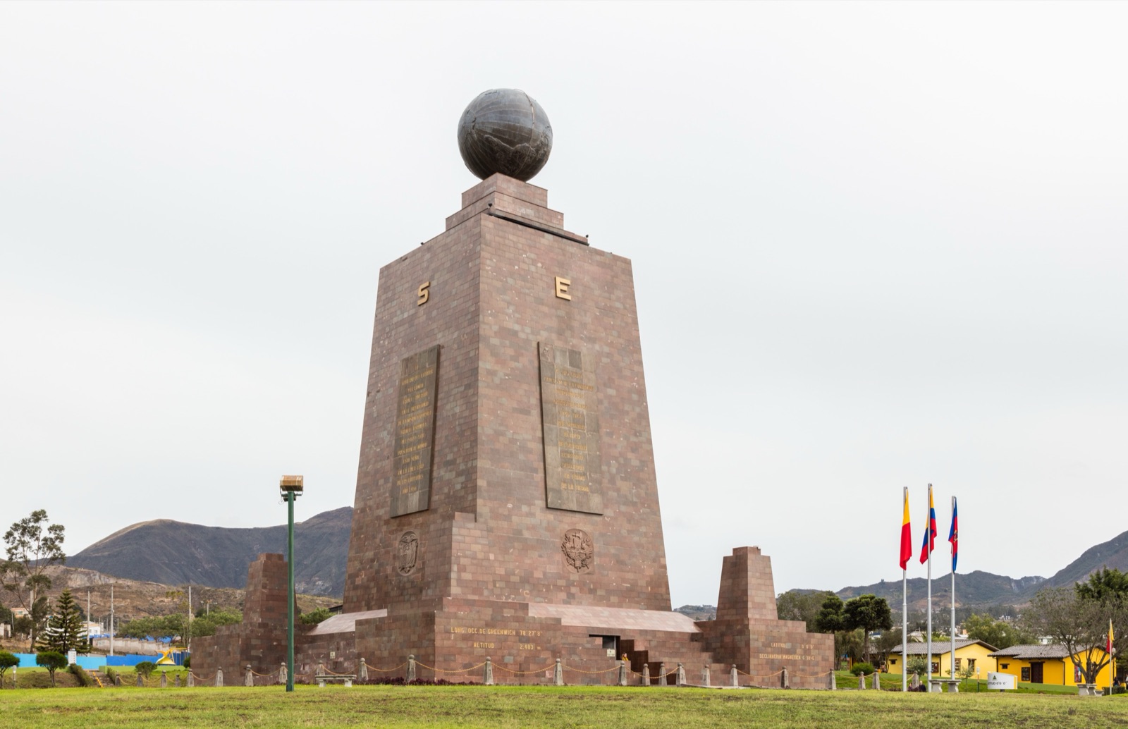 El monumento a la Mitad del Mundo, de 30 metros de altura, en San Antonio de Pichincha, al norte de Quito.