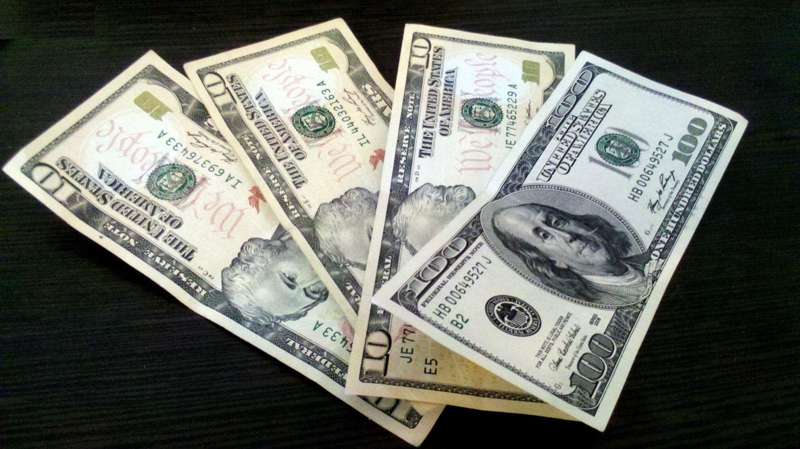 Billetes de 10 y 100 dólares estadounidenses, la moneda que domina las reservas y el comercio de divisas del mundo.