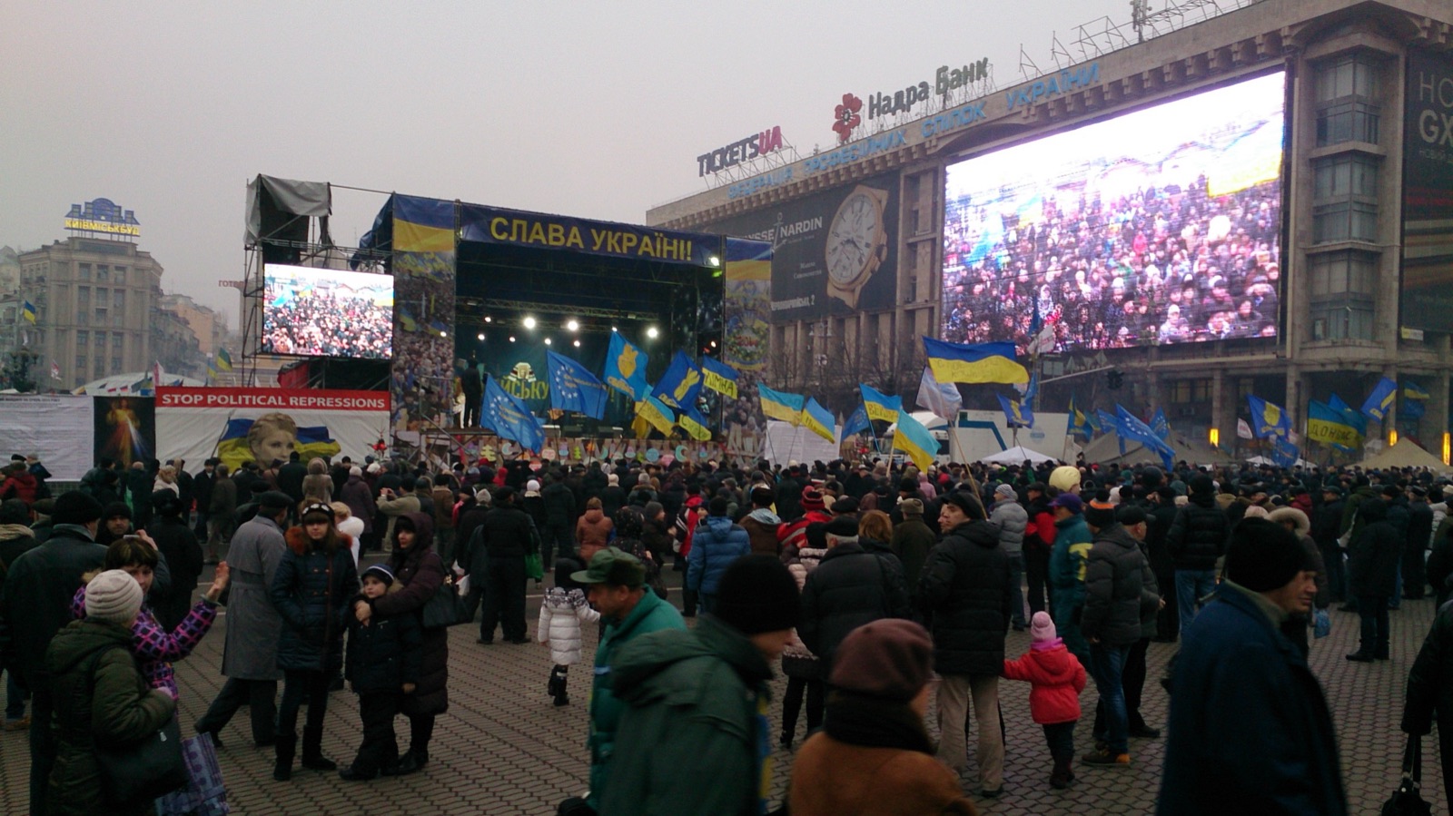 Manifestantes con banderas de Ucrania y de la Unión Europea en la plaza de la Independencia de Kiev durante el Euromaidán, en enero de 2014.