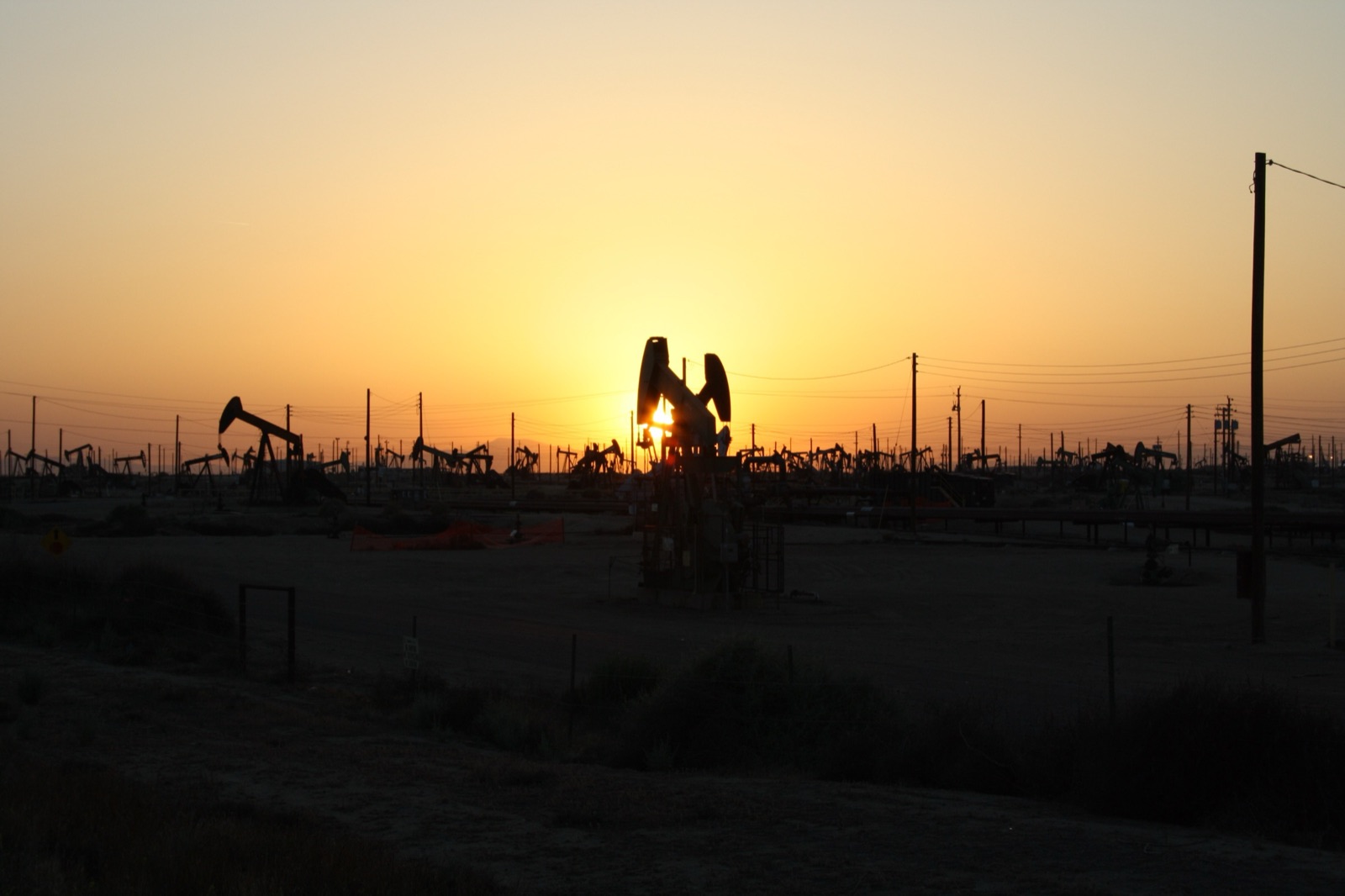 Bombas de extracción en el campo petrolero de Lost Hills, en California (Estados Unidos), al atardecer.