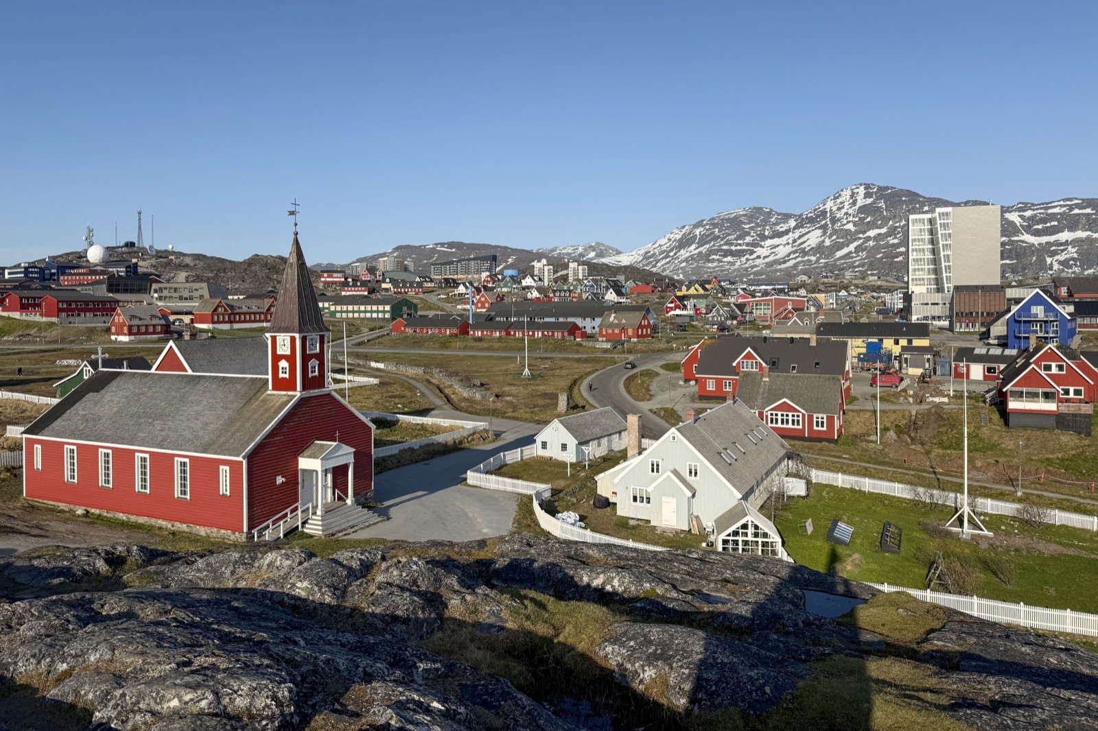 Vista de Nuuk, la capital de Groenlandia, con la antigua catedral en primer plano.