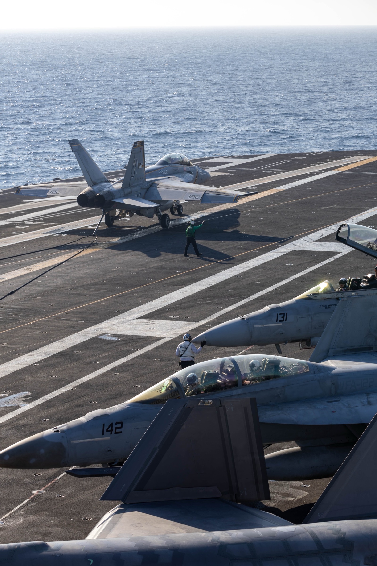 Cazas F/A-18F Super Hornet en la cubierta del portaaviones USS Theodore Roosevelt durante operaciones en el Pacífico, en agosto de 2025.