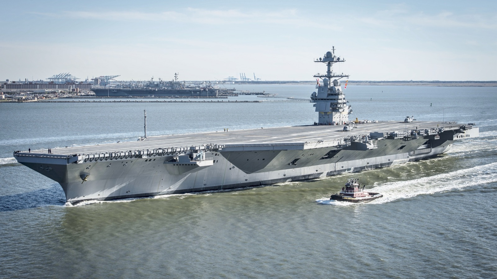 El USS Gerald R. Ford, el portaaviones más nuevo de Estados Unidos, navega frente a la costa de Virginia en abril de 2017.