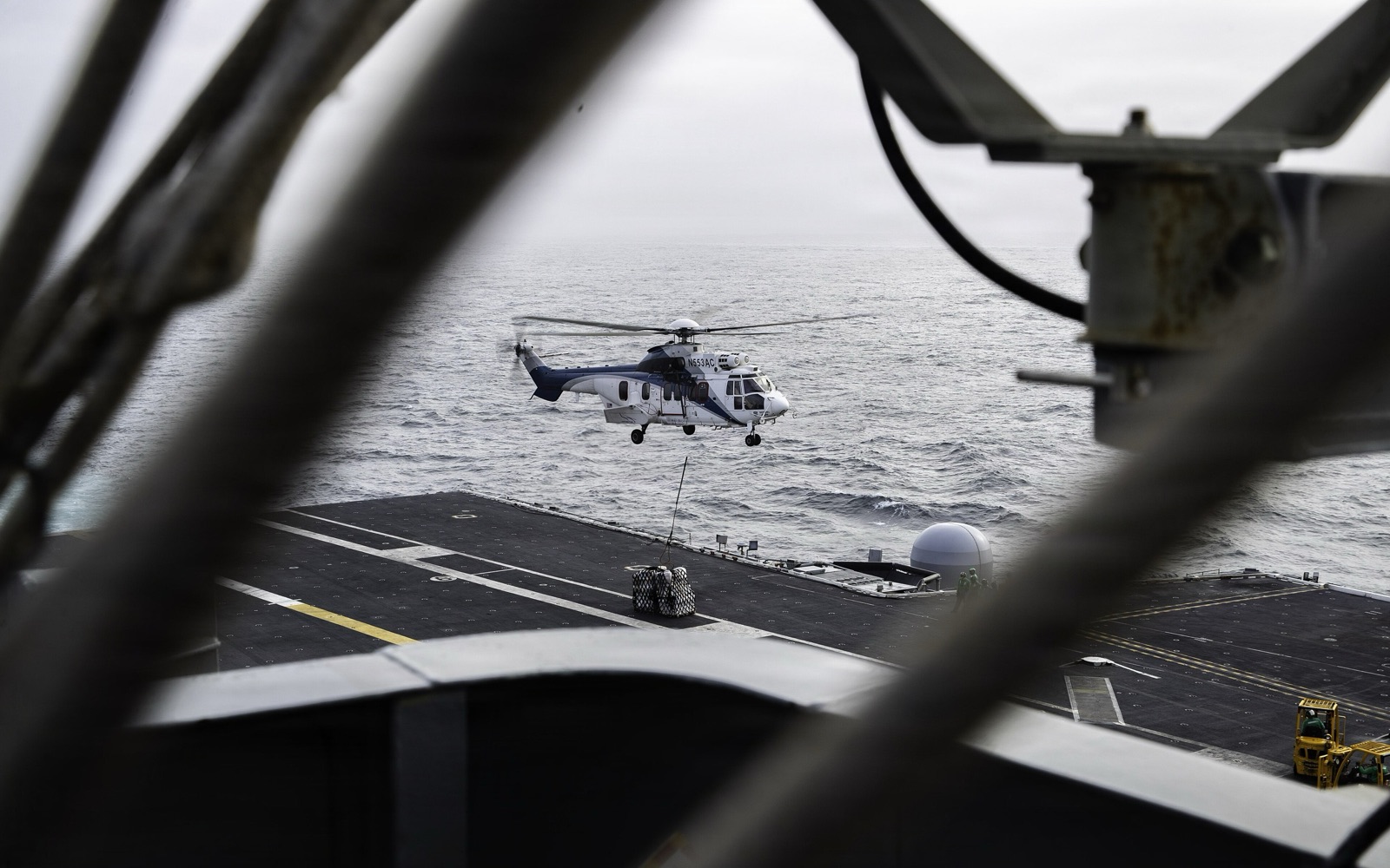 Un helicóptero lleva carga al portaaviones USS George Washington durante un reabastecimiento en el mar Arábigo, el 22 de agosto de 2026.