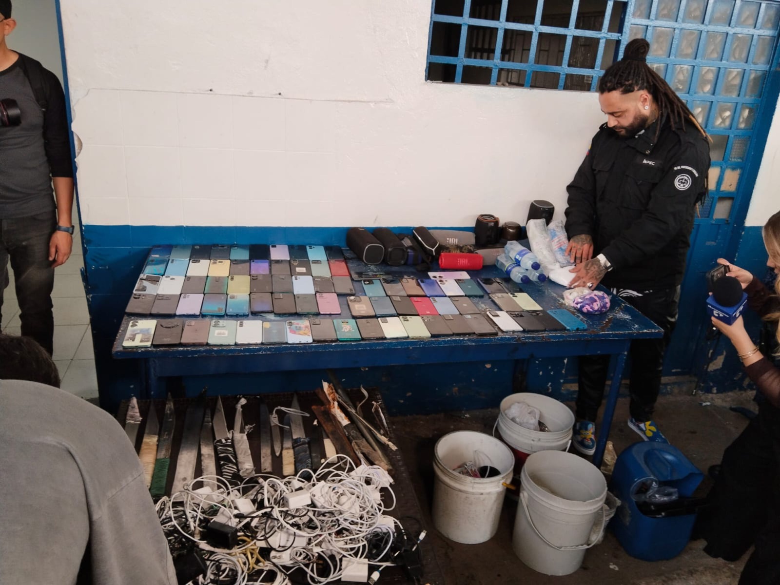 Celulares, tarjetas SIM y cargadores incautados en un operativo en la cárcel La Picota, en Bogotá.